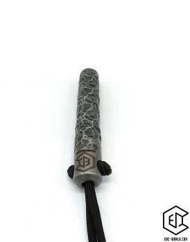 Preview: Handgeschmiedeter Kubotan HC-22-2 Unikat (Custom Made) von vorne auf weißem Hintergrund. Seriennummer SN sichtbar, Totenkopf-Gravur, schwarzer Paracord-Fangriemen, 3 Bohrungen. GPSR: Chargennummer/Hersteller SN für Rückverfolgbarkeit. Nur als Grifffestige